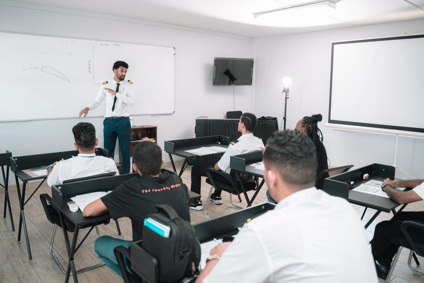 برنامج تدريبي لرخصة الطيار التجاري في أكاديمية جولف للطيران المدني - 200 ساعة طيران